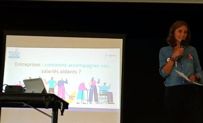 une femme qui parle avec un micro a une conference sur la journee des aidants