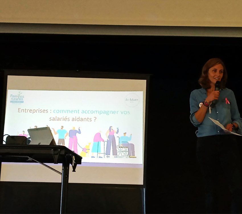 une femme qui parle avec un micro a une conference sur la journee des aidants
